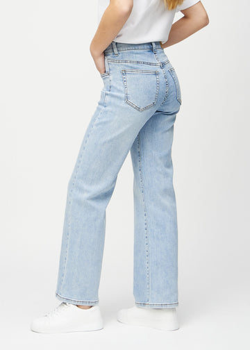 Loose-Jeans für Damen in Hellblau, Farbe Waves. Seitenansicht an einem Model, die weite Passform ist zu sehen.