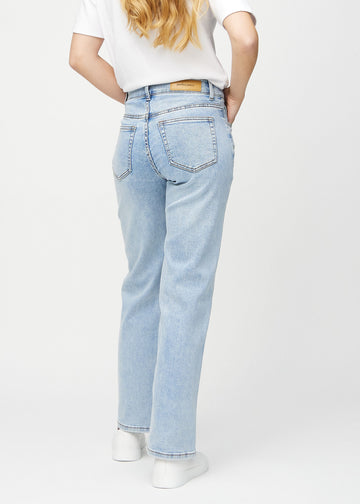 Loose-Jeans für Damen in Hellblau, Farbe Waves. Rückansicht an einem Model, die gesamte lockere Passform ist zu sehen.