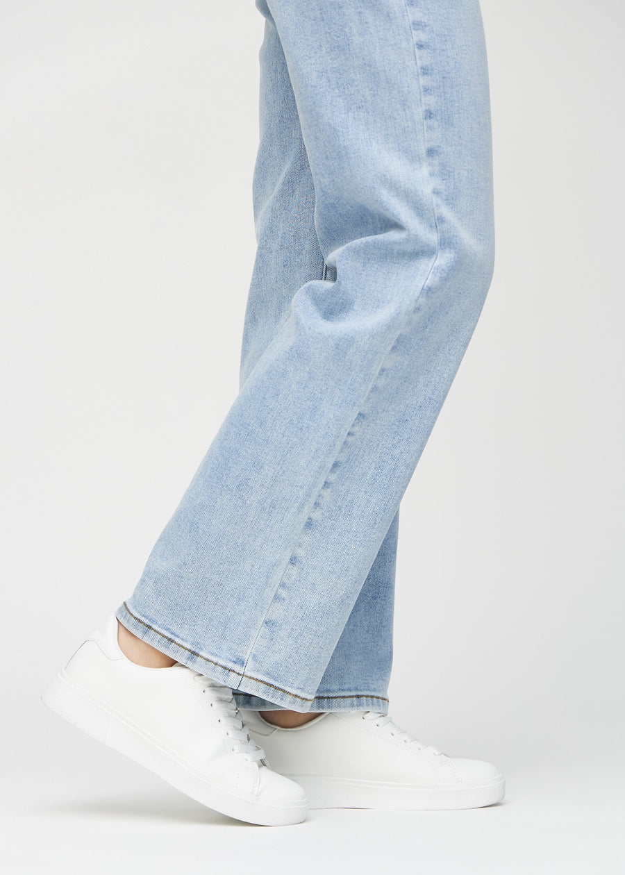 Loose-Jeans für Damen in Hellblau, Farbe Waves. Nahaufnahme an den Knöcheln eines Models, um die weiten Beinabschlüsse zu zeigen.