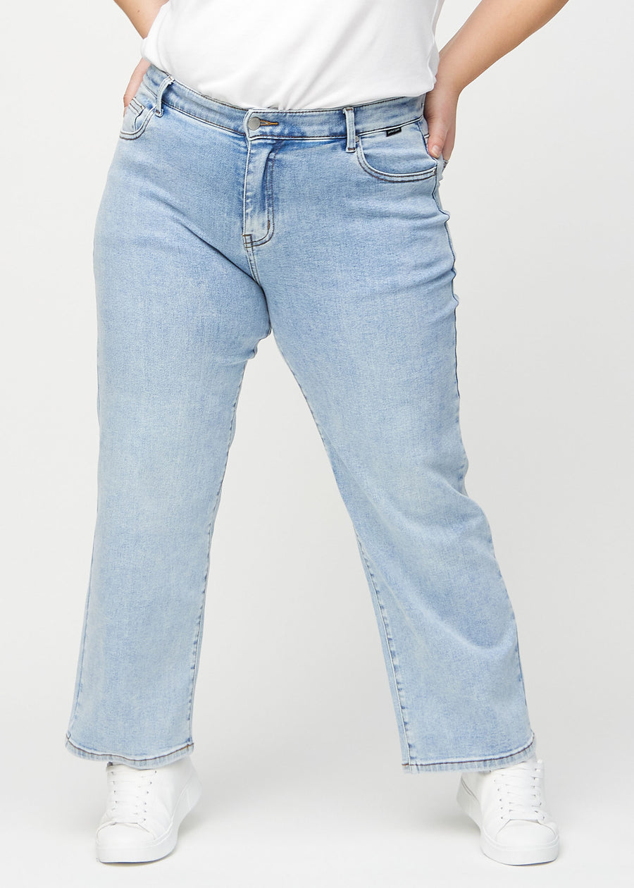 Loose-Jeans für Damen in Hellblau, Farbe Waves. Vorderansicht an einem Plus-Size-Model, locker geschnitten mit viel Platz an den Beinen.