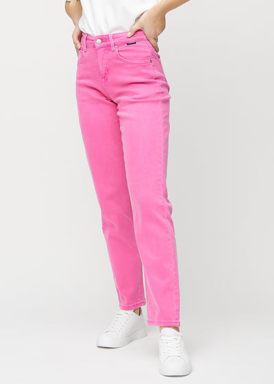Regular-Jeans für Damen in Hellrosa, Farbe Flamingos. Vorderansicht an einem Model, mit klassischem geradem Beinverlauf.