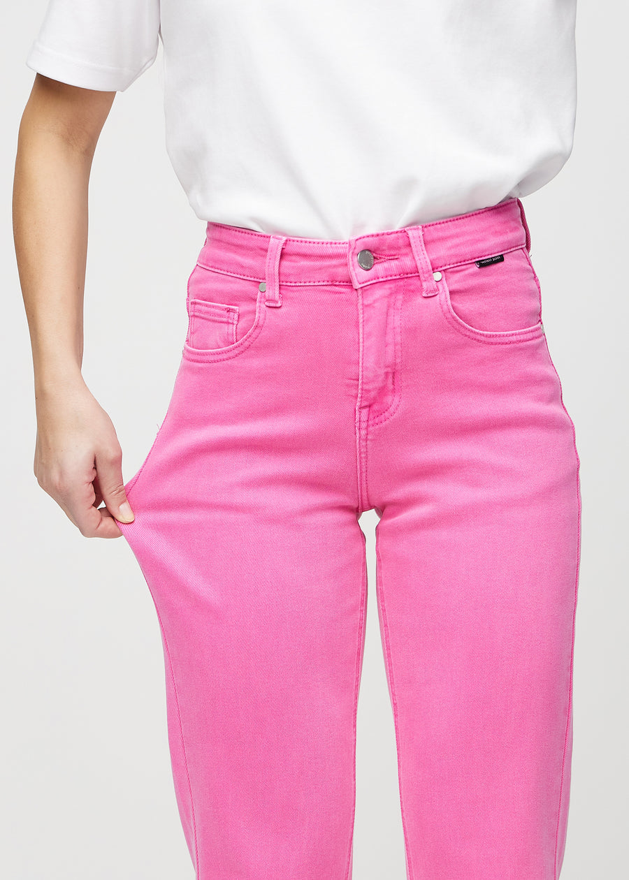 Regular-Jeans für Damen in Hellrosa, Farbe Flamingos. Ein Model dehnt den Stoff am Oberschenkel, um den Stretch zu zeigen.