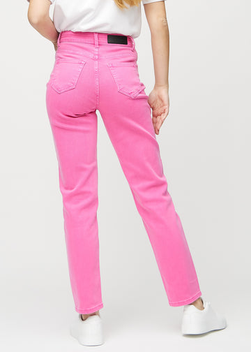 Regular-Jeans für Damen in Hellrosa, Farbe Flamingos. Rückansicht an einem Model, die gesamte Passform ist zu sehen.