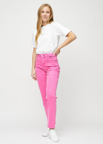 Regular-Jeans für Damen in Hellrosa, Farbe Flamingos. Ganzkörperansicht eines Models in diesen Jeans.