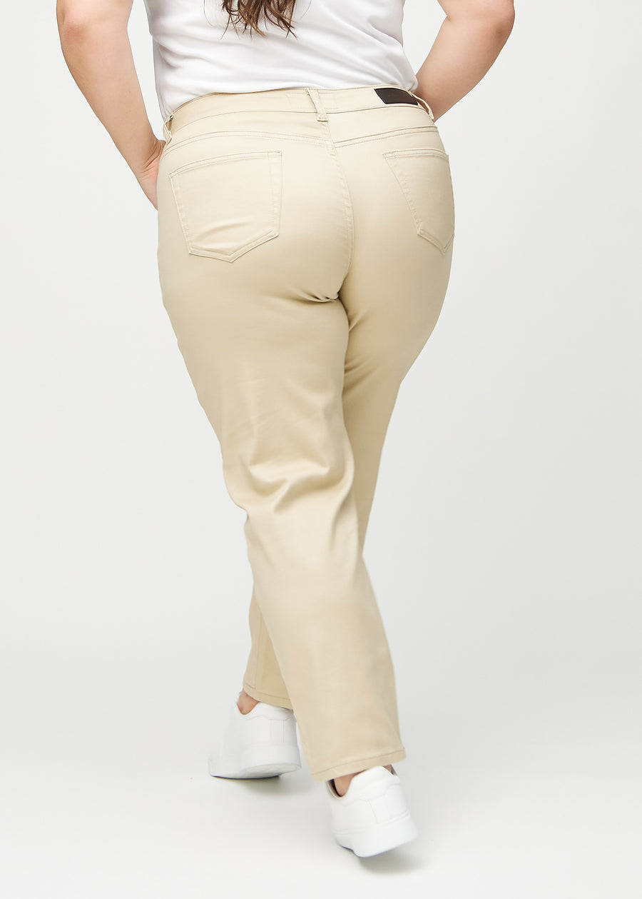 Regular-Jeans für Damen in Beige, Farbe Gazelles. Rückansicht an einem Plus-Size-Model, die gesamte Passform ist zu sehen.