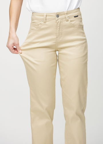 Regular-Jeans für Damen in Beige, Farbe Gazelles. Ein Model dehnt den Stoff am Oberschenkel, um den Stretch zu zeigen.