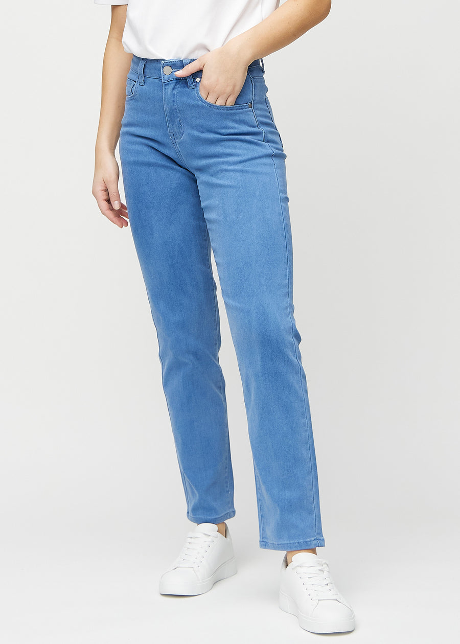 Regular-Jeans für Damen in Blau, Farbe Geraniums. Vorderansicht an einem Model, mit klassischem geradem Beinverlauf.