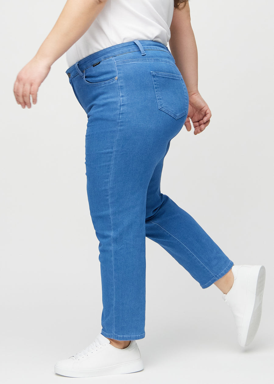 Regular-Jeans für Damen in Blau, Farbe Geraniums. Seitenansicht an einem Plus-Size-Model.
