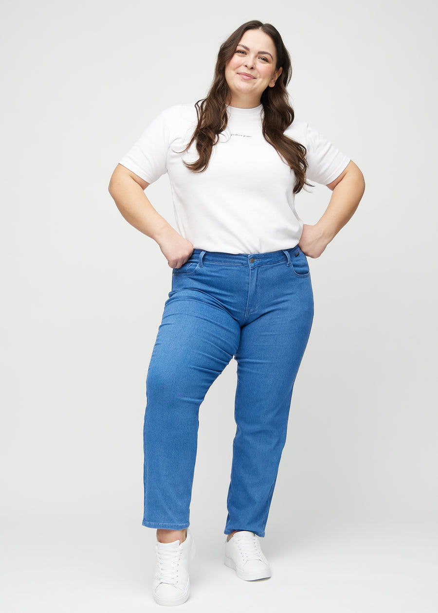 Regular-Jeans für Damen in Blau, Farbe Geraniums. Ganzkörperansicht eines Plus-Size-Models in diesen Jeans.