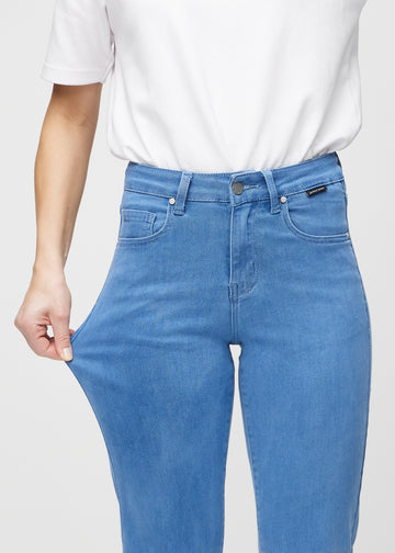 Regular-Jeans für Damen in Blau, Farbe Geraniums. Ein Model dehnt den Stoff am Oberschenkel, um den Stretch zu zeigen.