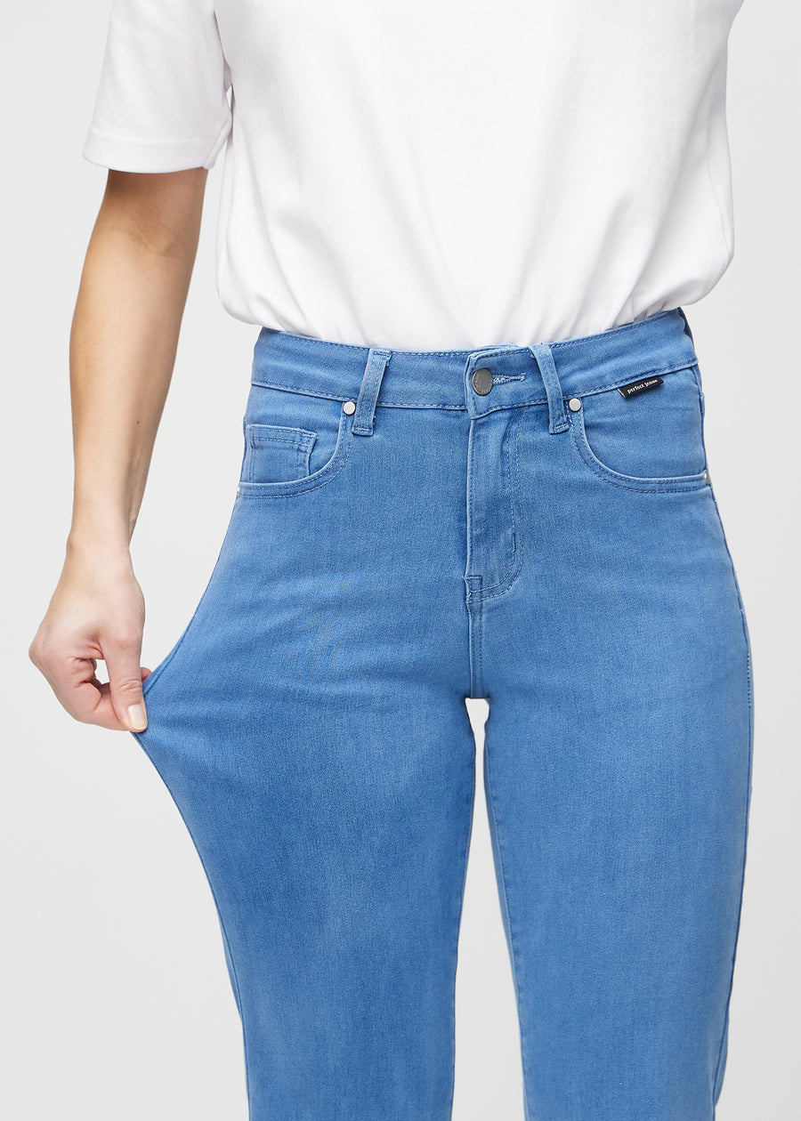 Regular-Jeans für Damen in Blau, Farbe Geraniums. Ein Model dehnt den Stoff am Oberschenkel, um den Stretch zu zeigen.