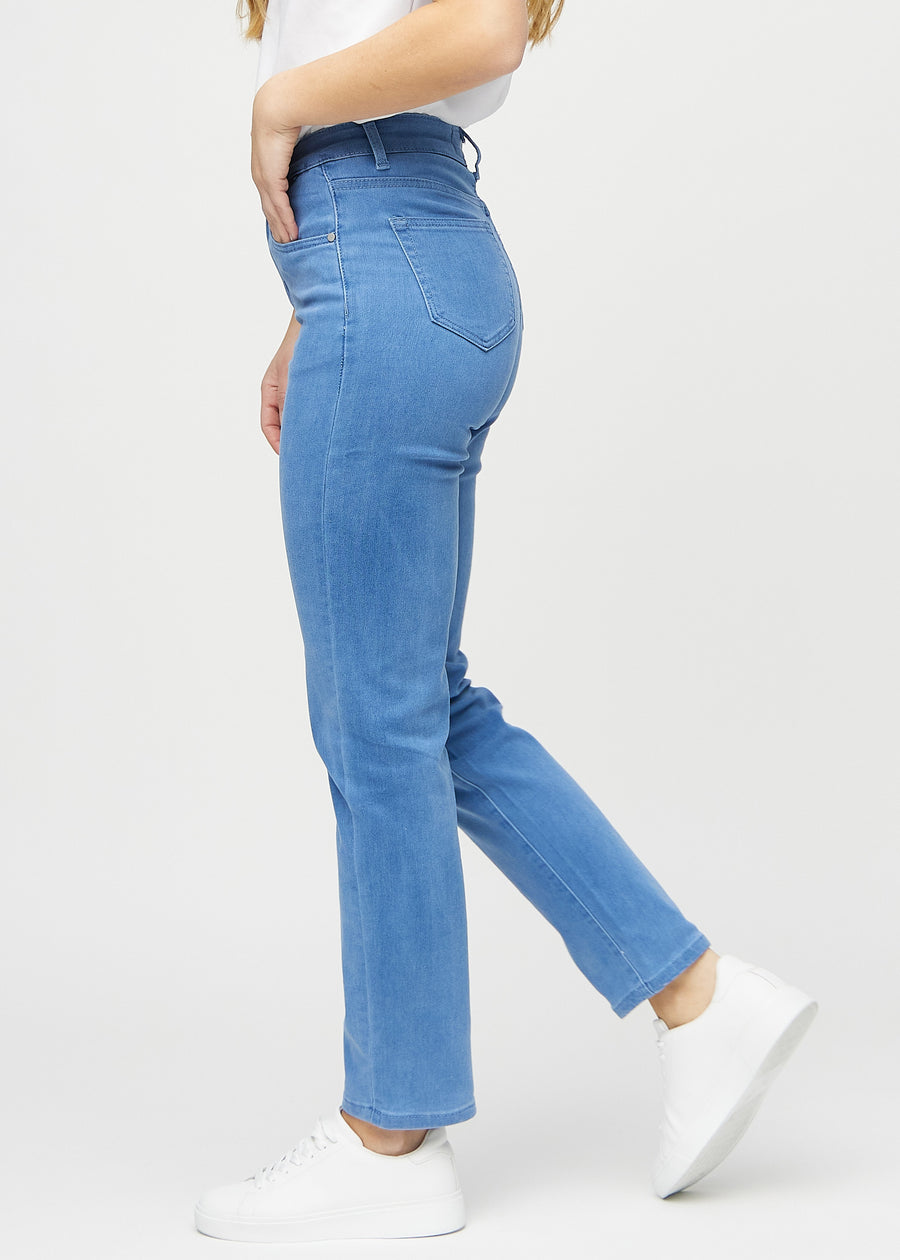Regular-Jeans für Damen in Blau, Farbe Geraniums. Seitenansicht an einem Model.