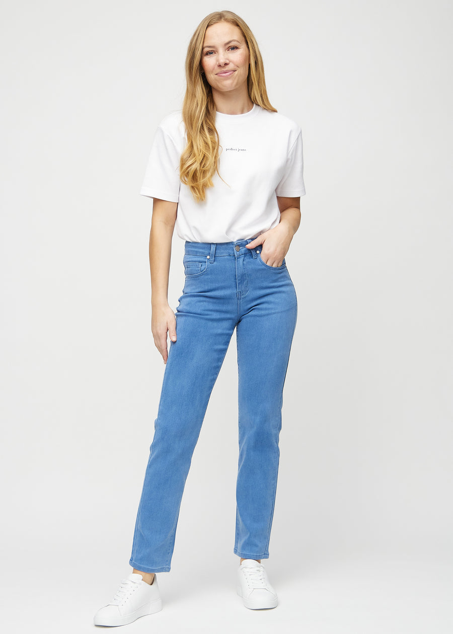 Regular-Jeans für Damen in Blau, Farbe Geraniums. Ganzkörperansicht eines Models in diesen Jeans.