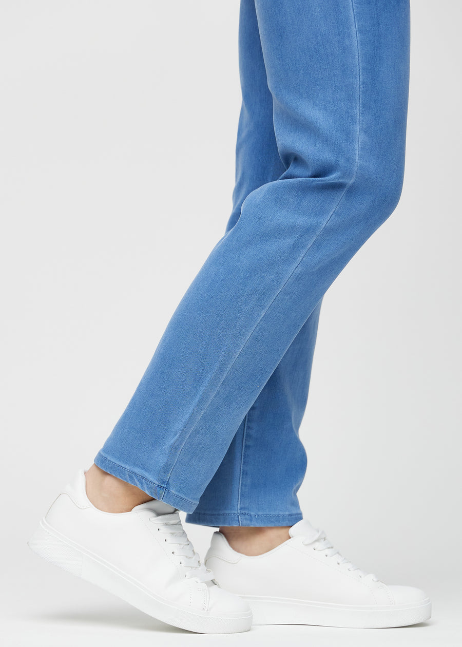 Regular-Jeans für Damen in Blau, Farbe Geraniums. Nahaufnahme an den Knöcheln eines Models, um den geraden Beinabschluss zu zeigen.