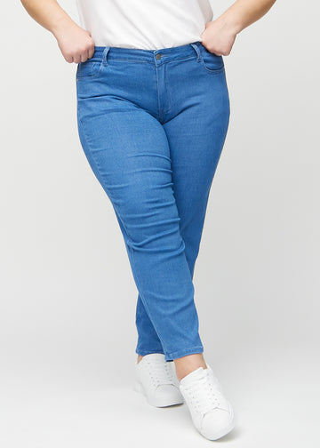Regular-Jeans für Damen in Blau, Farbe Geraniums. Vorderansicht an einem Plus-Size-Model, mit klassischem geradem Beinverlauf.
