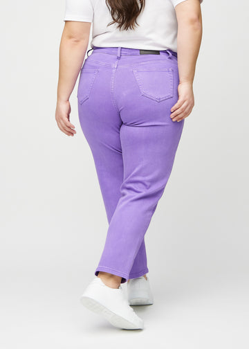 Regular-Jeans für Damen in Lila, Farbe Lavenders. Rückansicht an einem Plus-Size-Model, die gesamte Passform ist zu sehen.