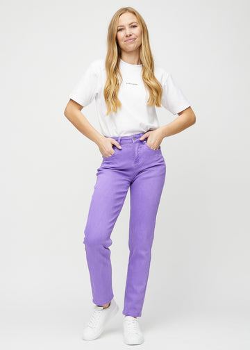 Regular-Jeans für Damen in Lila, Farbe Lavenders. Ganzkörperansicht eines Models in diesen Jeans.