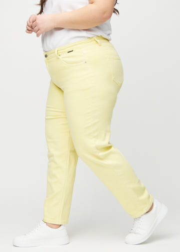 Hellgelbe regular jeans von der Seite an einem Plus-Size-Model gesehen.