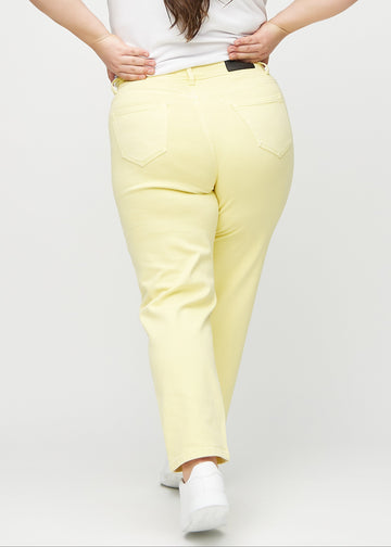 Hellgelbe regular jeans von hinten an einem Plus-Size-Model gesehen, damit man das gesamte Produkt sehen kann.