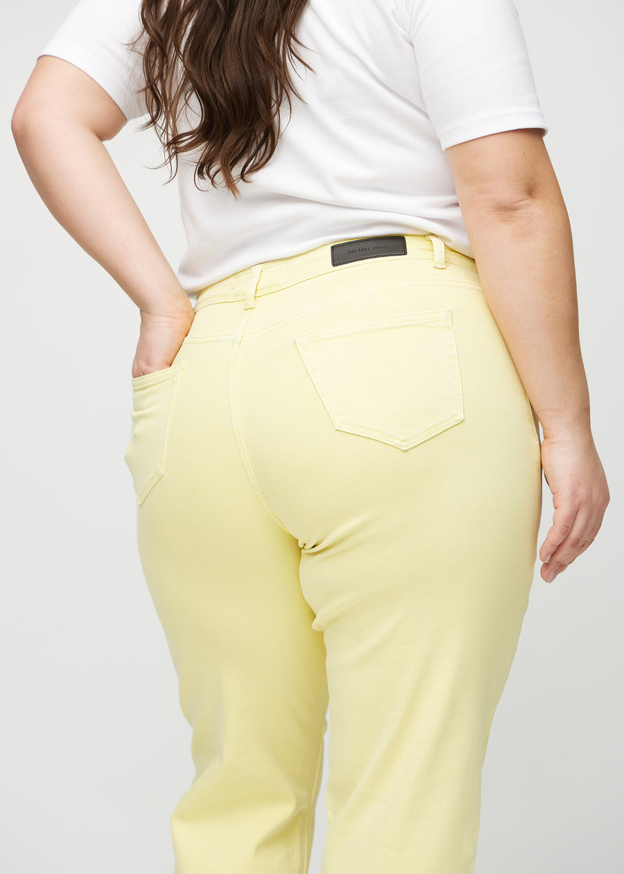 Hellgelbe regular jeans von hinten in Nahaufnahme an einem Plus-Size-Model, um Details zu zeigen.