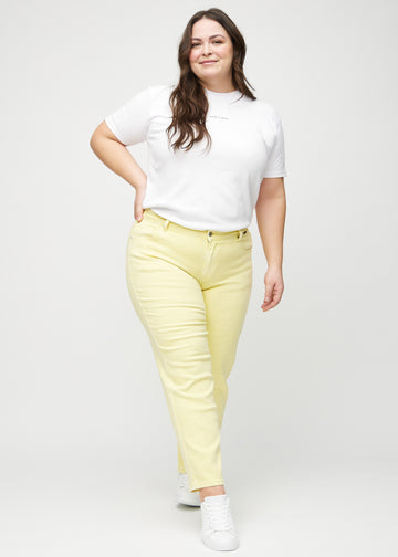 Ganzkörperbild eines Plus-Size-Models in hellgelben regular jeans.