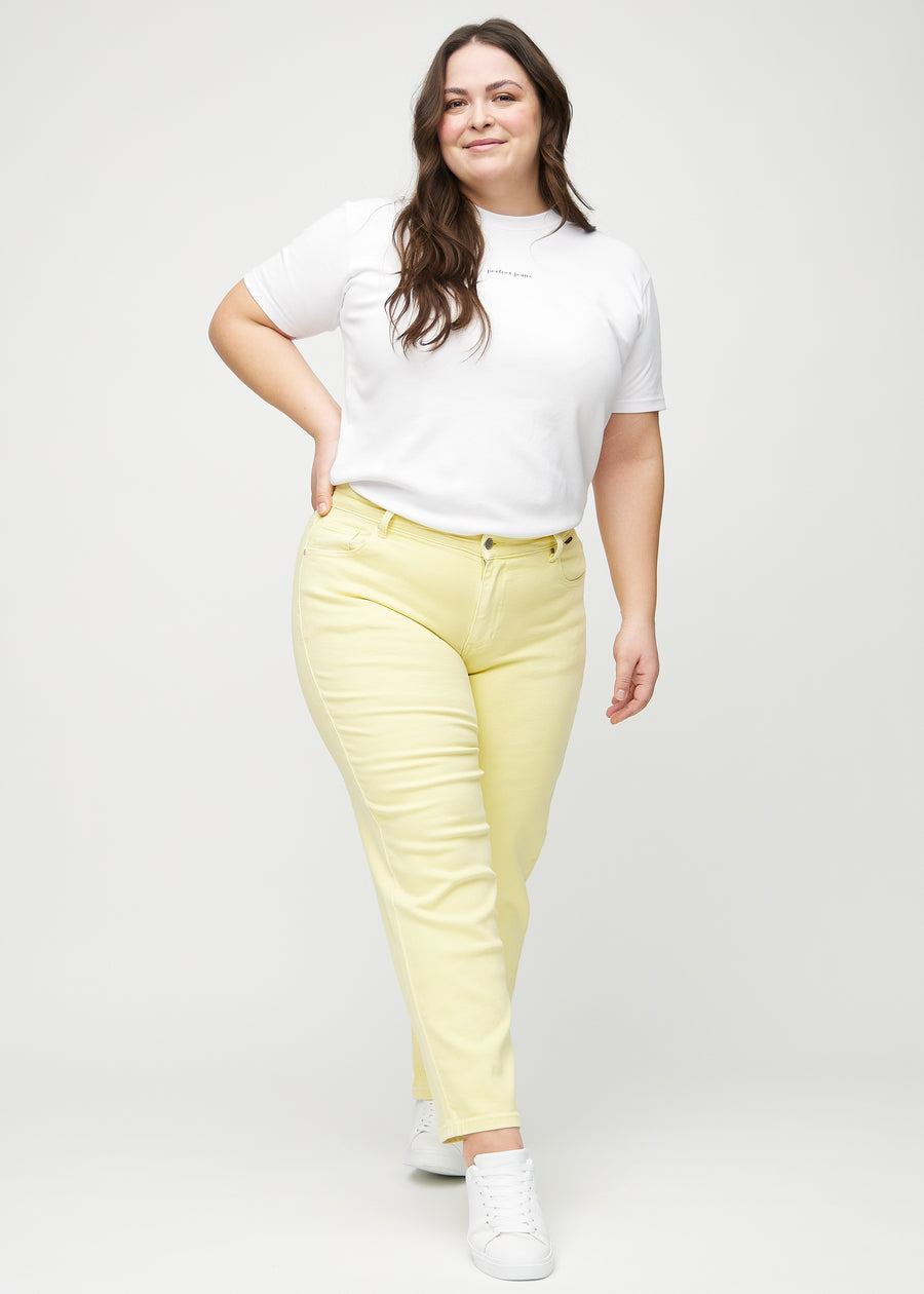 Ganzkörperbild eines Plus-Size-Models in hellgelben regular jeans.