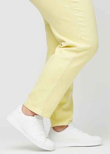 Die Knöchel eines Plus-Size-Models, damit man sehen kann, wie locker die Jeans sitzt.