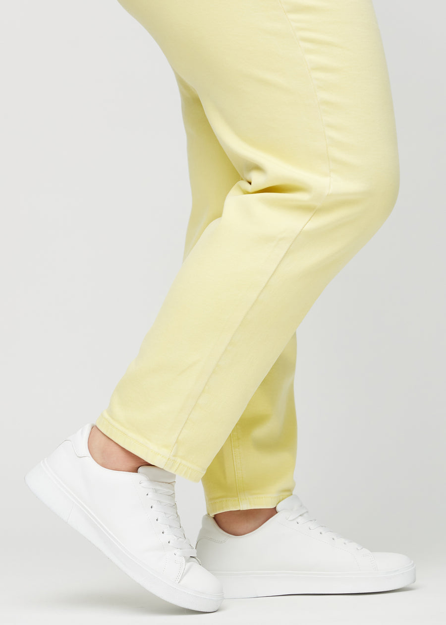 Die Knöchel eines Plus-Size-Models, damit man sehen kann, wie locker die Jeans sitzt.