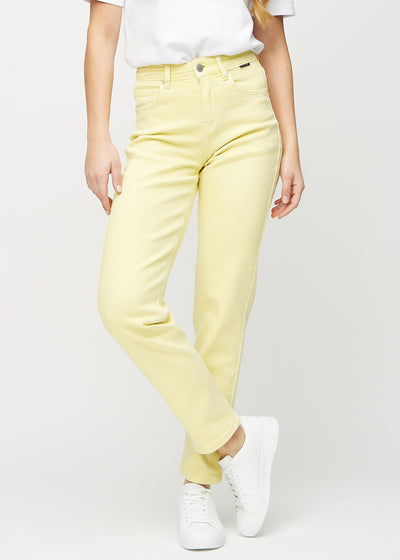 Hellgelbe regular jeans, Modellname Lemonades, die gerade am Bein herunterfallen, von vorne gesehen.