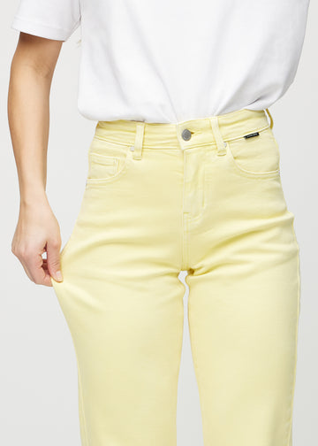Das Model dehnt die Jeans am Oberschenkel, um den Stretch zu zeigen.