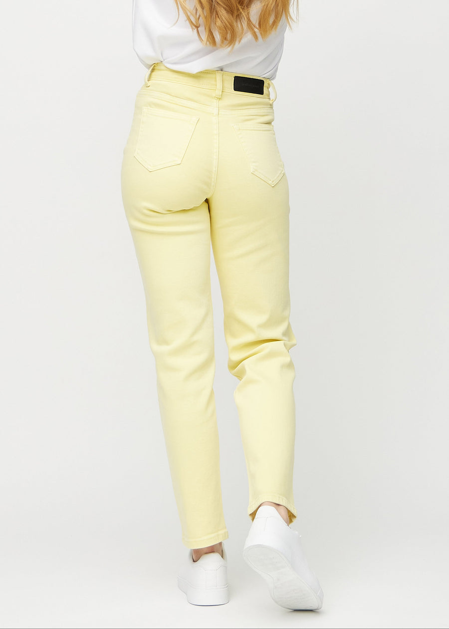 Hellgelbe regular jeans von hinten gesehen, damit man das gesamte Produkt sehen kann.