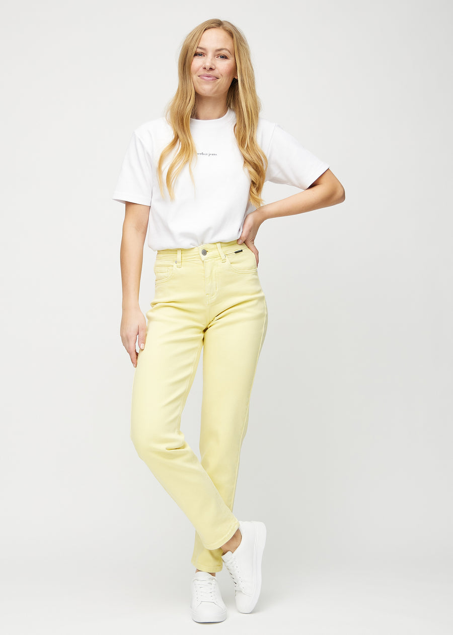 Ganzkörperbild eines Models in hellgelben regular jeans.