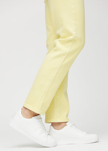 Die Knöchel eines Models, damit man sehen kann, wie locker die Jeans sitzt.