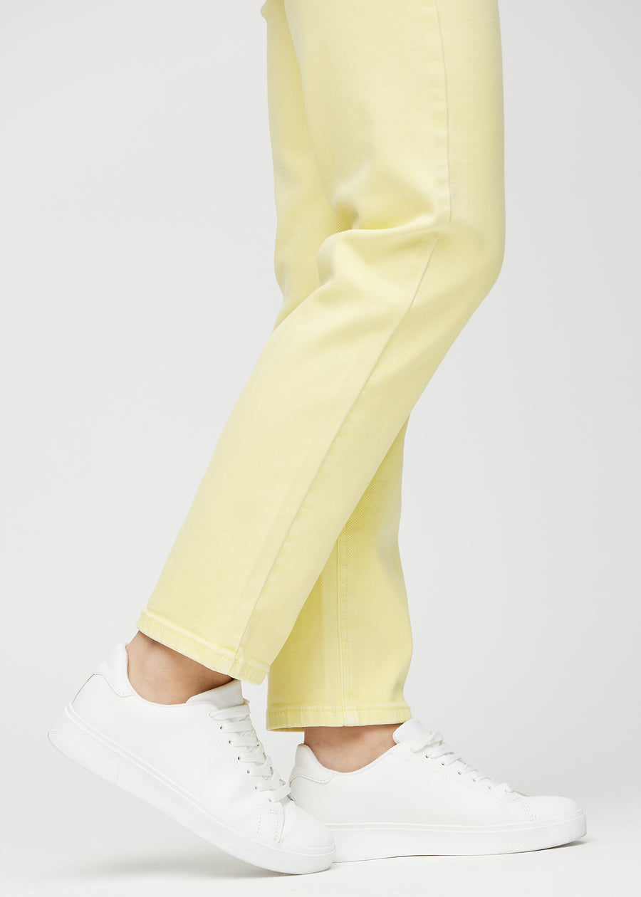 Die Knöchel eines Models, damit man sehen kann, wie locker die Jeans sitzt.