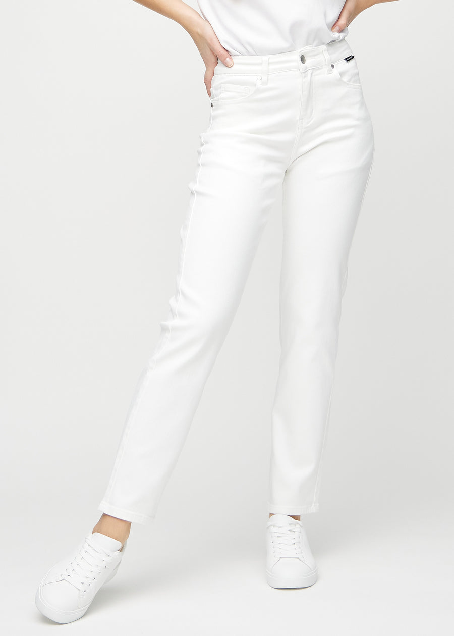 Regular-Jeans für Damen in Weiß, Farbe Marguerites. Vorderansicht an einem Model, mit klassischem geradem Beinverlauf.