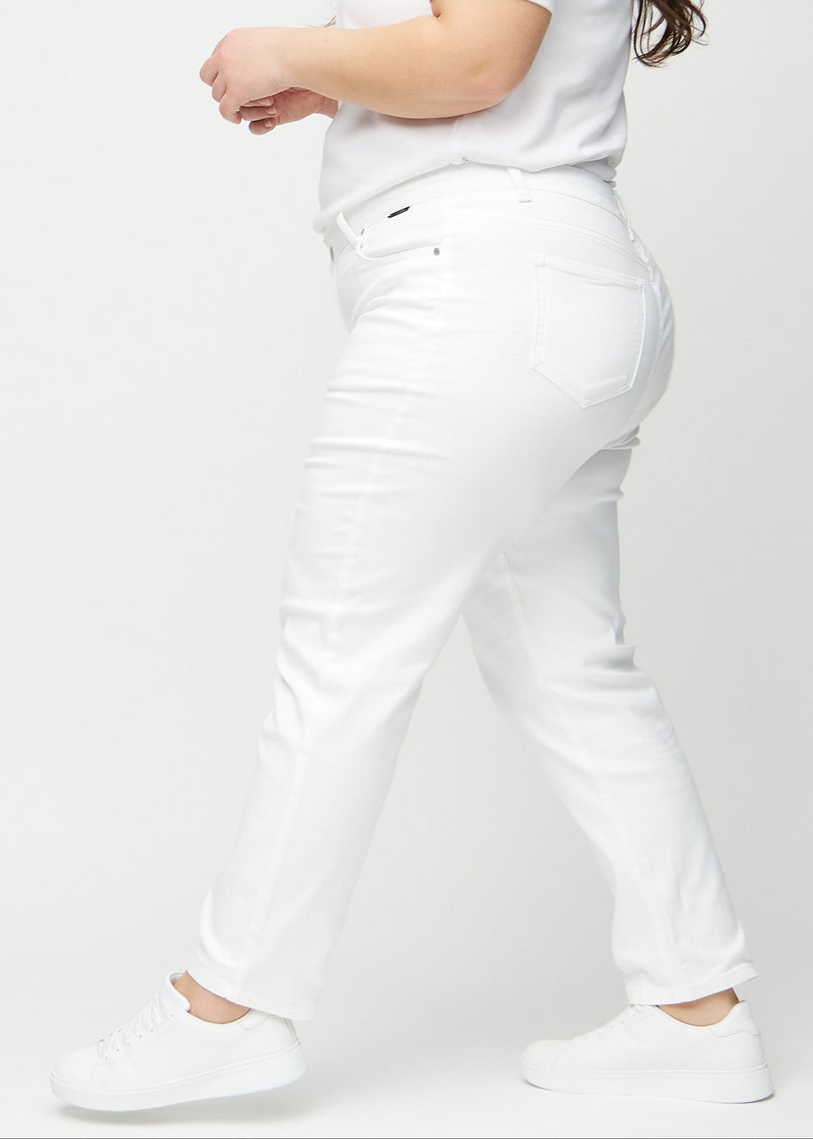 Regular-Jeans für Damen in Weiß, Farbe Marguerites. Seitenansicht an einem Plus-Size-Model.
