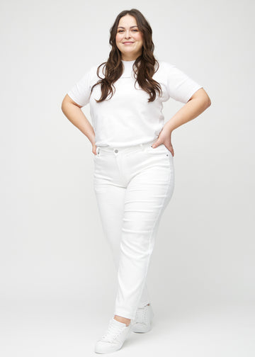 Regular-Jeans für Damen in Weiß, Farbe Marguerites. Ganzkörperansicht eines Plus-Size-Models in diesen Jeans.