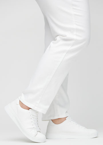 Regular-Jeans für Damen in Weiß, Farbe Marguerites. Nahaufnahme an den Knöcheln eines Plus-Size-Models, um den geraden Beinabschluss zu zeigen.