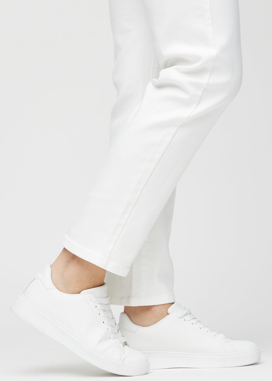 Regular-Jeans für Damen in Weiß, Farbe Marguerites. Nahaufnahme an den Knöcheln eines Models, um den geraden Beinabschluss zu zeigen.