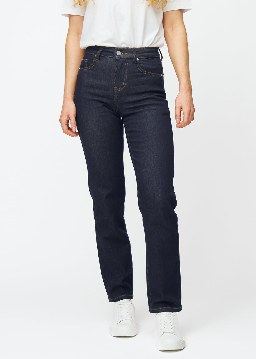Tief dunkelblaue Denim jeans für Damen in der Farbe Midnights mit regular Passform, die an der Taille anliegt und gerade über die Beine fällt, von vorne gezeigt.