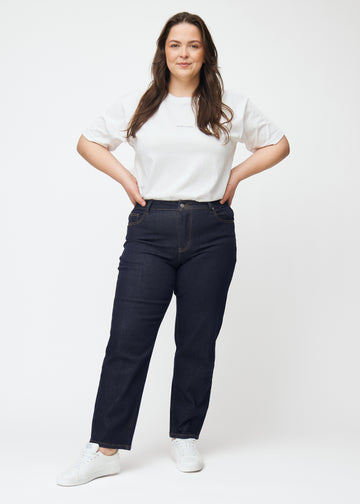 Ganzkörperbild eines Plus-Size-Models in tief dunkelblauer Denim jeans für Damen in der Farbe Midnights mit regular Passform.