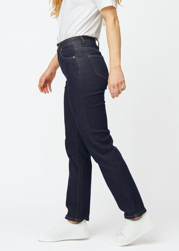 Tief dunkelblaue Denim jeans für Damen in der Farbe Midnights mit regular Passform, seitlich am Model gezeigt.