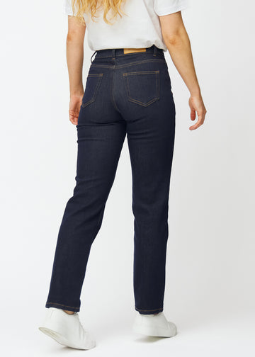Tief dunkelblaue Denim jeans für Damen in der Farbe Midnights, von hinten gezeigt.