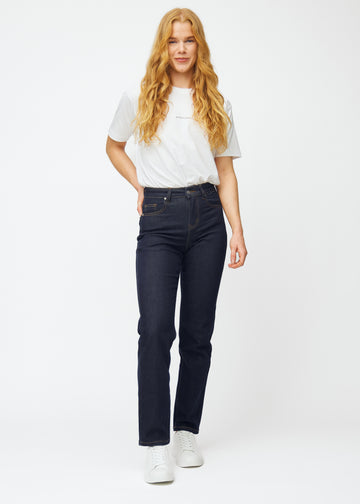 Ganzkörperbild eines Models in tief dunkelblauer Denim jeans für Damen in der Farbe Midnights mit regular Passform.