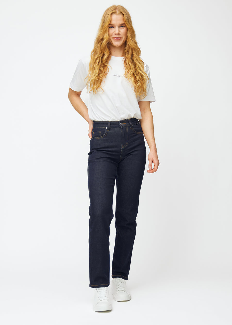 Ganzkörperbild eines Models in tief dunkelblauer Denim jeans für Damen in der Farbe Midnights mit regular Passform.