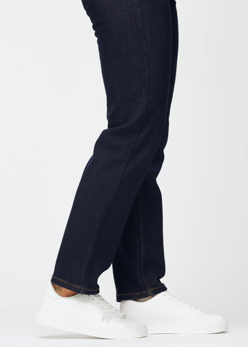 Tief dunkelblaue Denim jeans für Damen in der Farbe Midnights mit regular Passform, in Nahaufnahme an den Knöcheln gezeigt, um den geraden Abschluss zu zeigen.