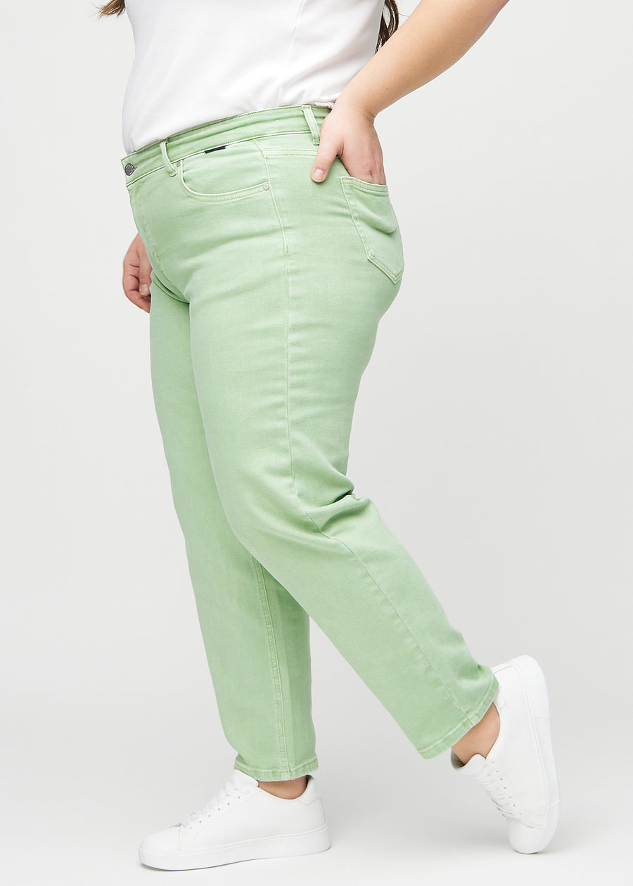 Regular-Jeans für Damen in Hellgrün, Farbe Mints. Seitenansicht an einem Plus-Size-Model.