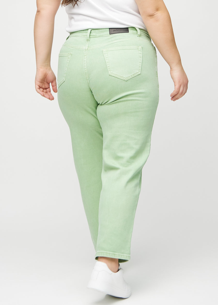 Regular-Jeans für Damen in Hellgrün, Farbe Mints. Rückansicht an einem Plus-Size-Model, die gesamte Passform ist zu sehen.