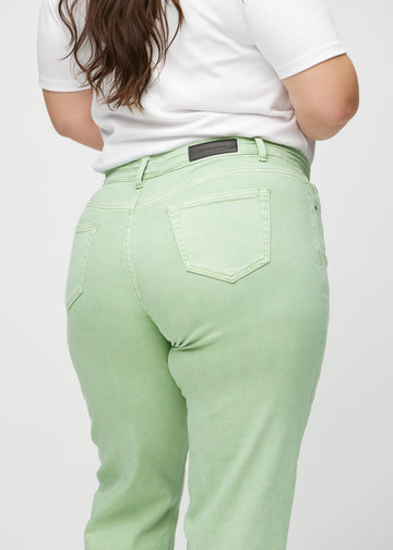 Regular-Jeans für Damen in Hellgrün, Farbe Mints. Nahaufnahme von hinten an einem Plus-Size-Model, um Passform und Details zu zeigen.