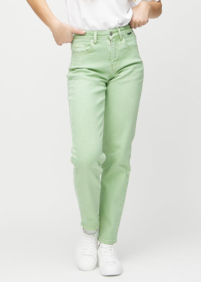 Regular-Jeans für Damen in Hellgrün, Farbe Mints. Vorderansicht an einem Model, mit klassischem geradem Beinverlauf.